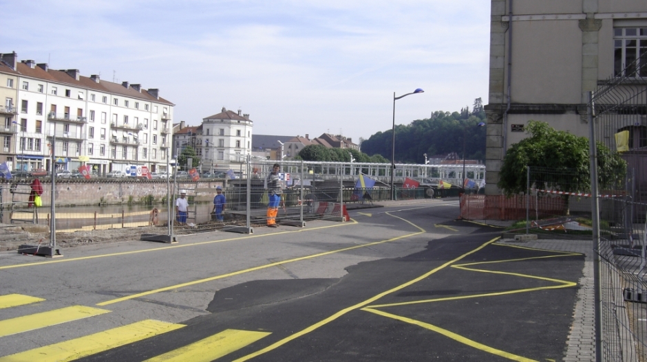 Construction de la passerelle piétonne de centre ville à Epinal.