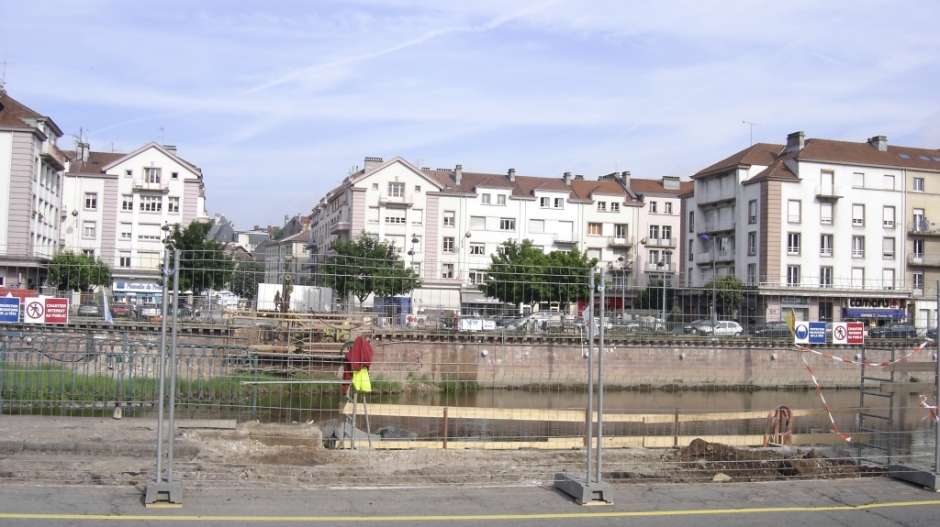 Construction de la passerelle piétonne de centre ville à Epinal.